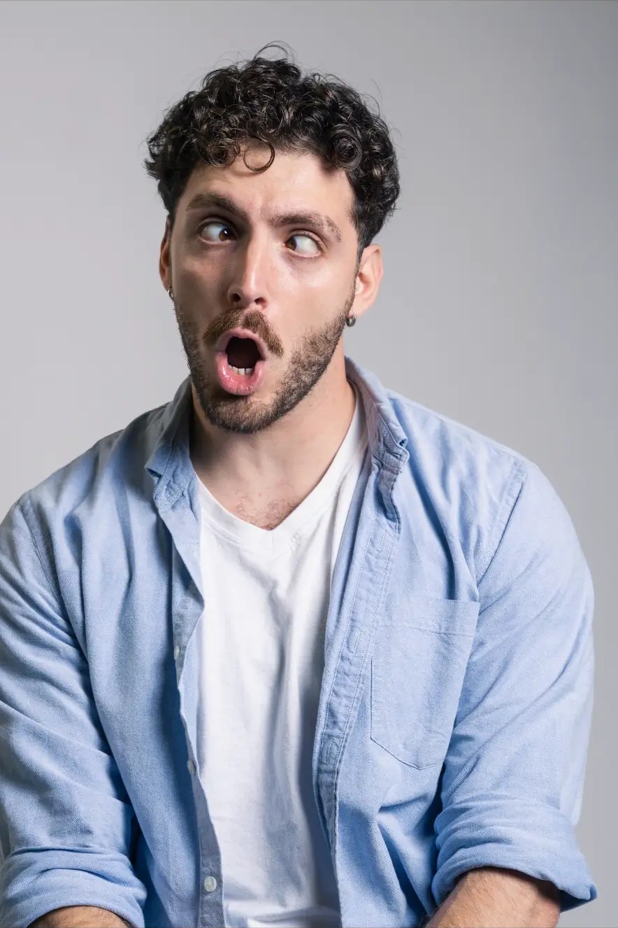 עומר גואטה עם הבעת הפתעה